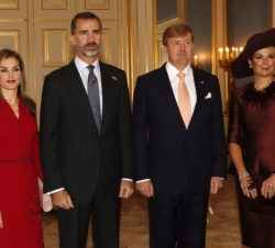 Sus Majestades los Reyes junto a Sus Majestades los Reyes de los Países Bajos, en el vestibulo del Palacio de Noordeinde
